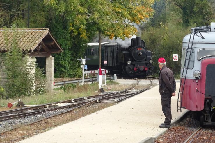 81 le mastrou entre en gare de boucieu le roi